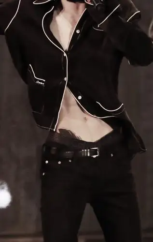 表情让人忍不住调戏,朱正廷故意在台上舞蹈,时不时露出自己的八块腹肌