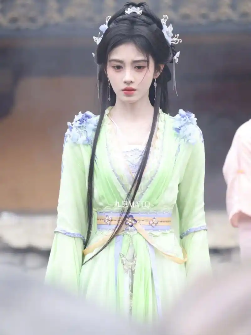 鞠婧祎这套妆造是不是换了造型师啊,和之前的风格好不一样,眼前一亮的