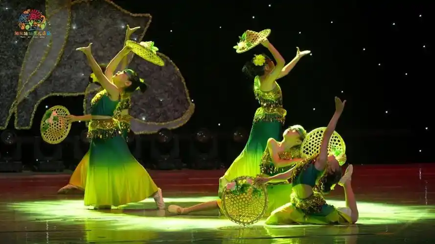 少儿群舞《小卜绍》是一支傣族舞蹈,小演员美丽的舞姿优美,身体和手臂