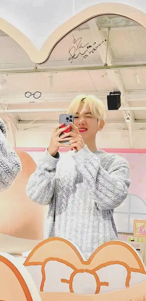 超话@baekhyunee7230527【bbhxblue/luvbeu_/creamily_】伯贤ins壁纸