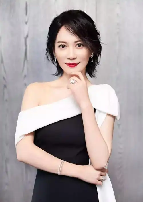 俞飞鸿近照曝光,网友质疑这是47岁女人的脸蛋和身材?