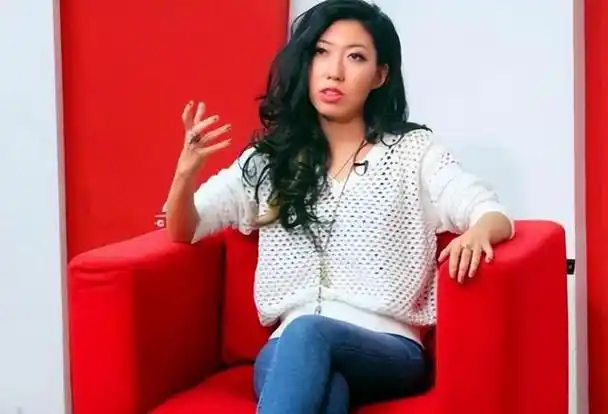 纪实曲婉婷父女现身国外街头父女精致得体笑容满面非常惬意