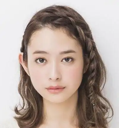 大脸美眉怎样扎头发好看 大脸女孩适合的简单扎发_发型师姐