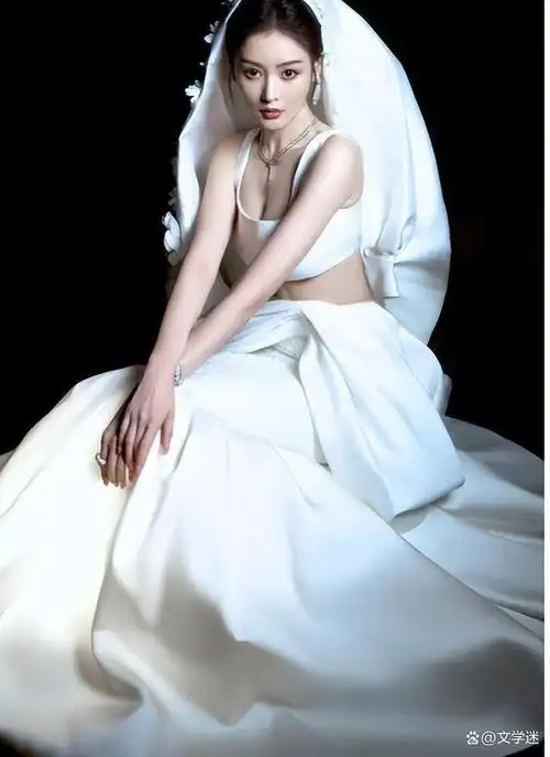 白色礼服露蛮腰,张天爱造型别致吸睛,被赞肤白貌美大长腿!