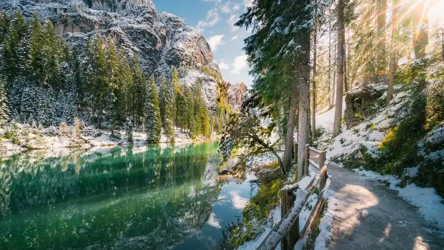 远处的雪山湖泊清新风景壁纸_高清雪山湖泊电脑壁纸_三千图片网