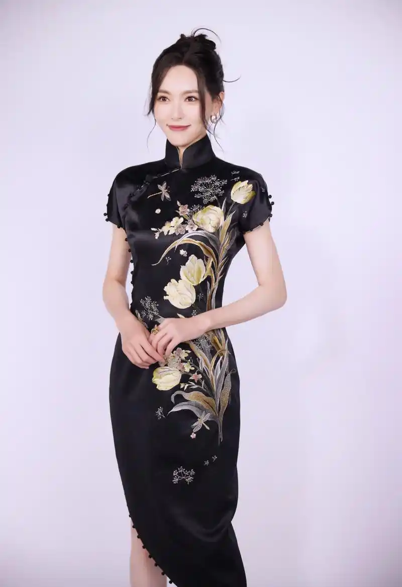 唐嫣穿旗袍好漂亮,优雅端庄,精致妩媚,韵味十足!