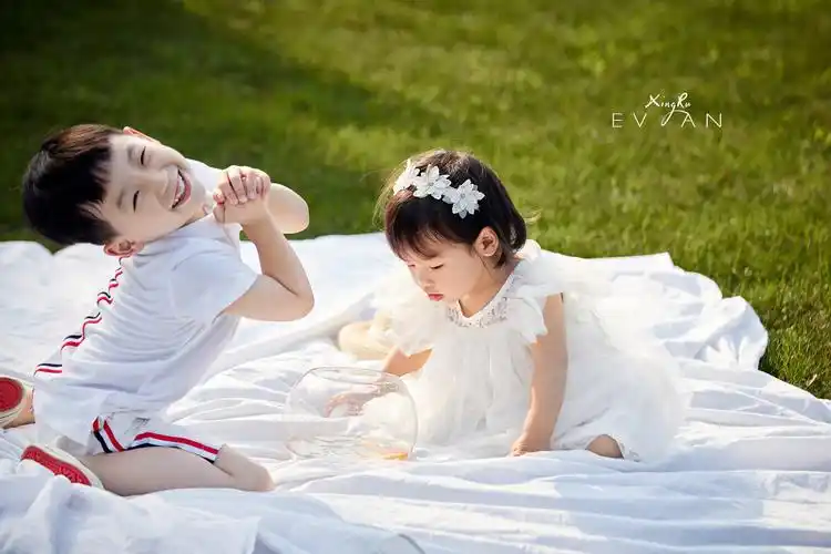 超甜的小兄妹合影