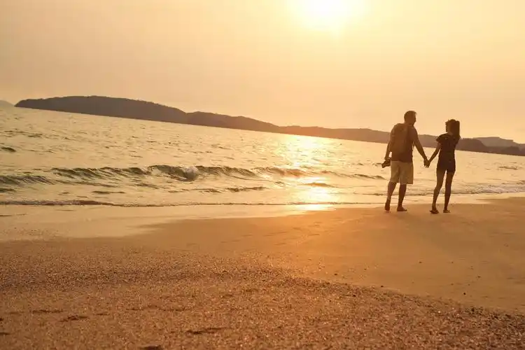 和心爱的人漫步在海边,只想时间停留在那一刻,泰国