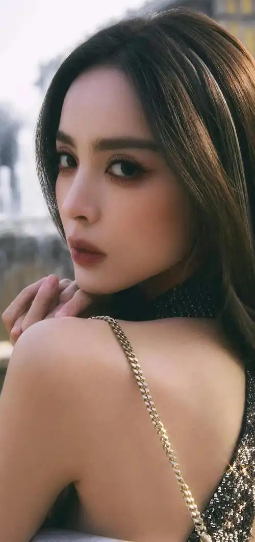 壁纸古力娜扎烟熏妆