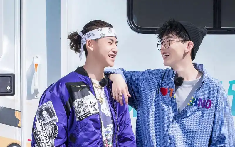 综艺搞笑合集!朱正廷吃vc酸出表情包,尤长靖撒娇惊呆费启鸣