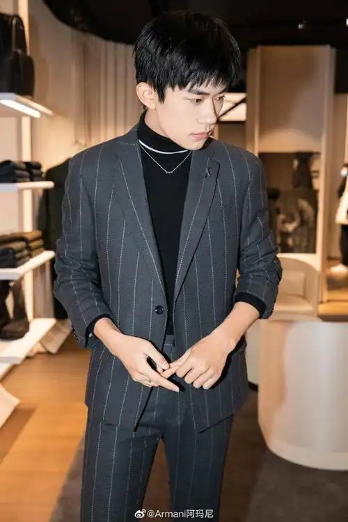 官方释出易烊千玺成都阿玛尼探店照 条纹西装简约干练,尽显绅士风度