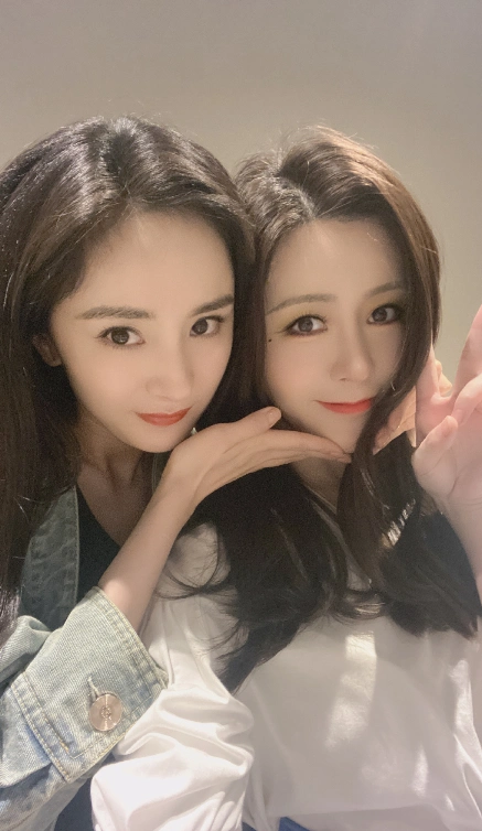 这位不知名女星是什么背景竟然被杨幂又抱又亲还玩起闺蜜同款嘟嘴