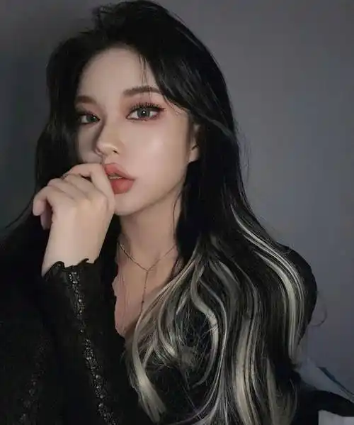 韩国女星都爱的双色挑染可爱暗黑气场满分