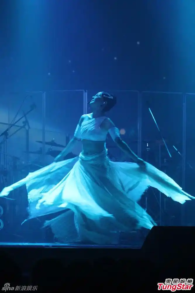 组图:萨顶顶开唱玩混音 透视黑衣性感挥扇_高清图集_新浪网