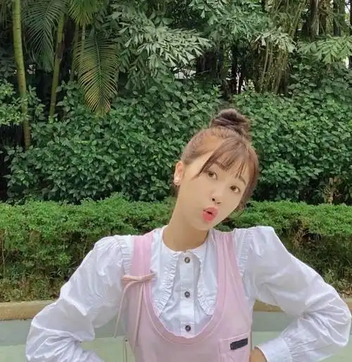 虞书欣真是个小作精看她穿白衬衫配吊带裙摆的pose服了