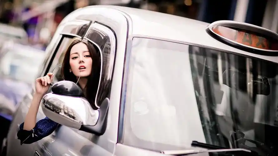 迪丽热巴炫酷个性汽车写真图片桌面壁纸