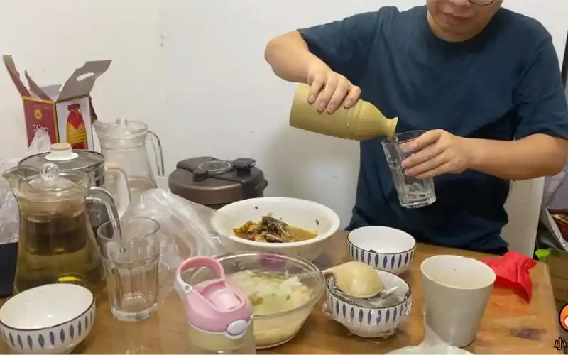 魔兽家庭:阿仁下班一个人在家喝酒,这是tbc前夕太开心想喝醉吗