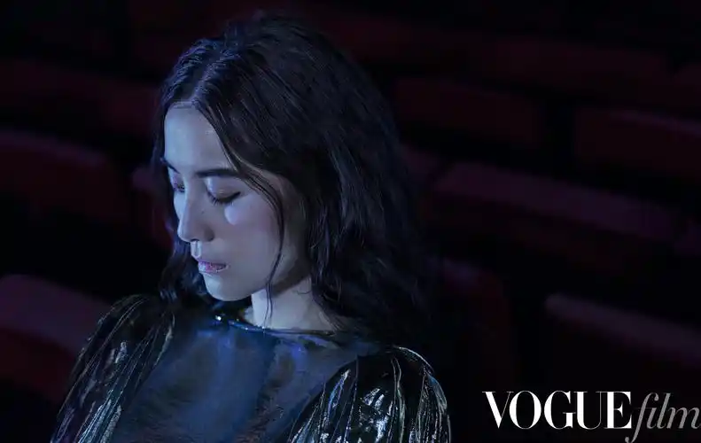宋佳全新大片释出于法国艺术家摄影师镜头下演绎戏梦人生