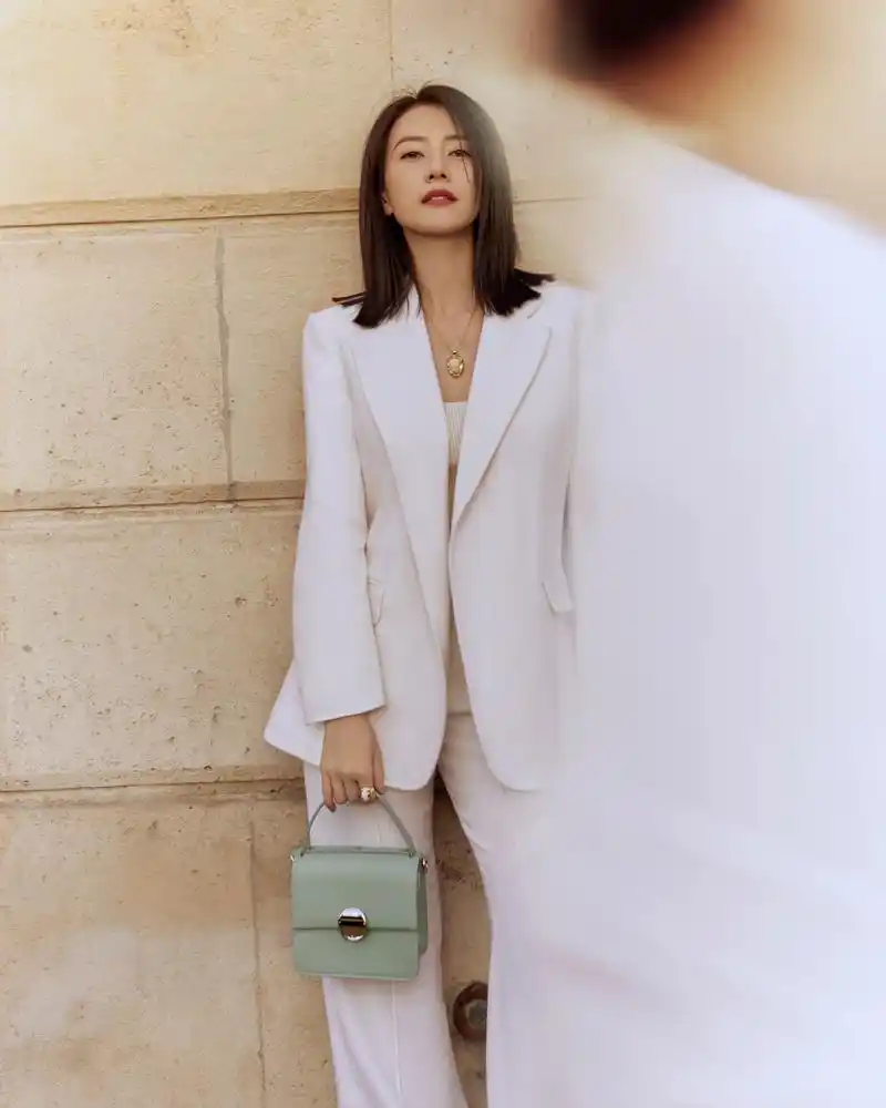 pc星装解析#  高圆圆演绎chloé2023秋季经典penelope手袋,漫步塞纳