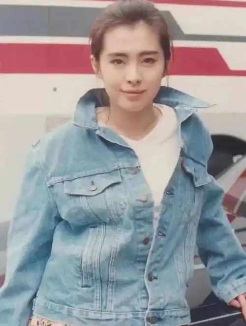 看看神仙姐姐王祖贤的牛仔look,很复古,很有年代感,但放在现在也依然
