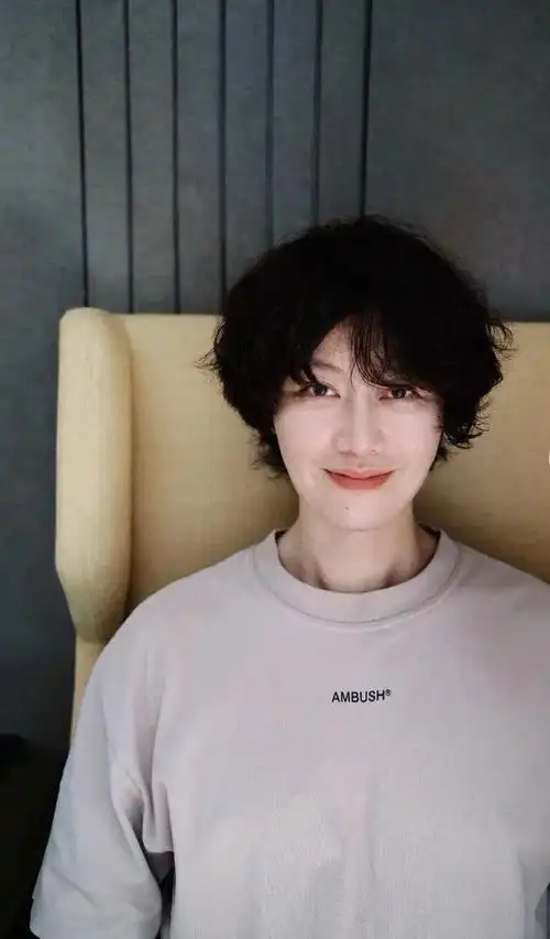 还以为娱乐圈补新货了原来是内娱老小区改造硬汉变韩系花美男