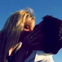 深深拥抱着两个人接吻的情侣头像