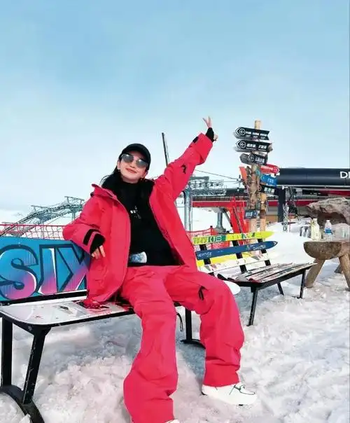 李冰冰晒最新美照身穿红色运动套装配墨镜休闲时尚