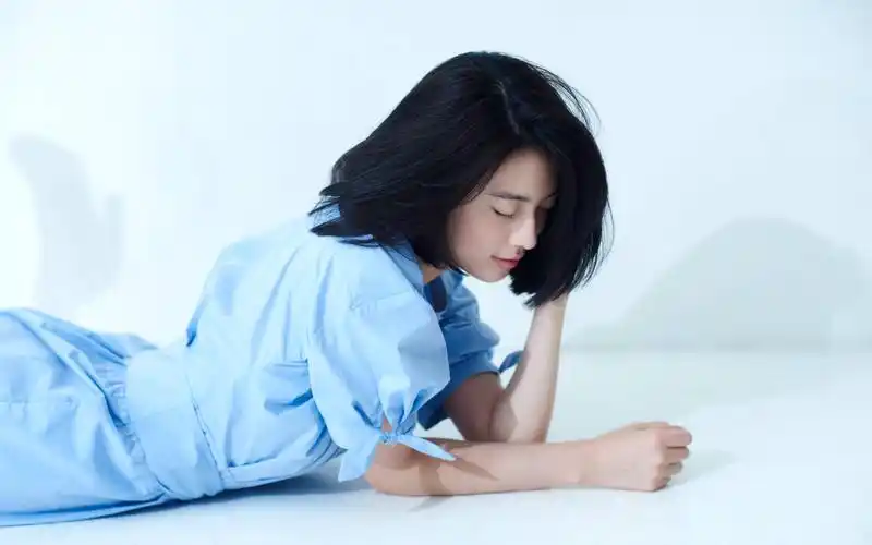 《说好不哭》mv女主三吉彩花桌面壁纸