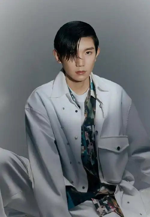 王源遮眼刘海冷峻时尚帅气写真