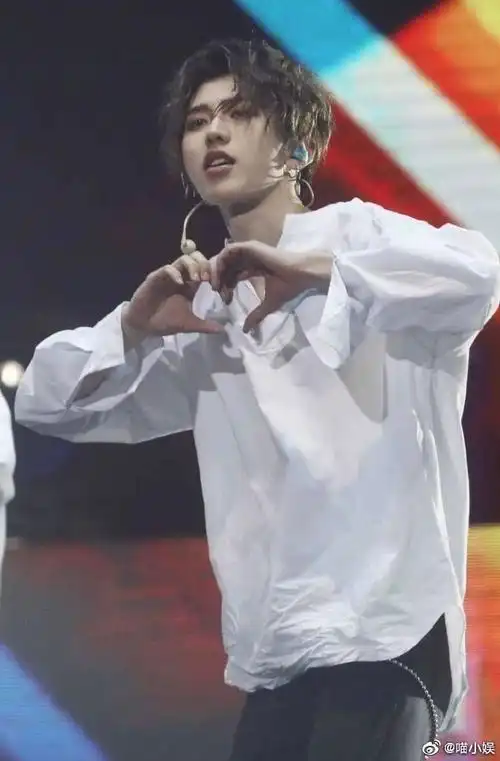 蔡徐坤花式比心小合集96是霸道总裁,也是超级可爱的蔡甜甜#蔡徐坤