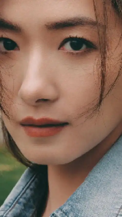 万茜精致五官完美侧颜极具吸引力