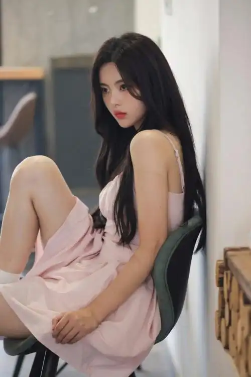 杨超越生日照纯欲风满满穿粉色吊带好可人