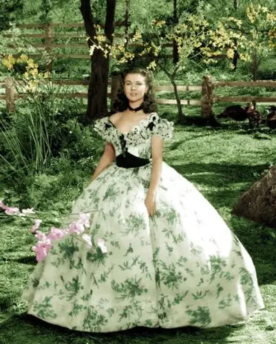 有一种时髦,叫乱世佳人的费雯丽,54岁老年穿衣也贤淑清丽