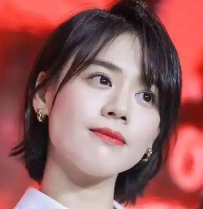 女生大方脸适合什么短发