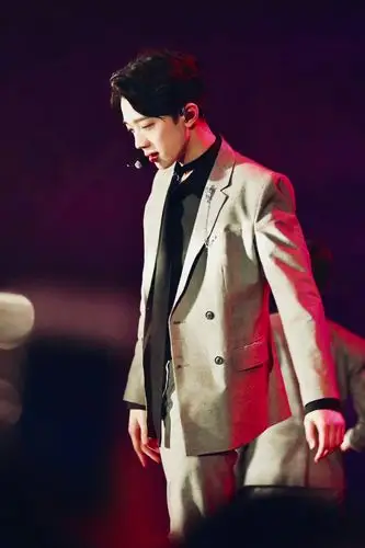 赖冠霖早年因参加mnet音乐选秀节目《produce 101 第二季》获得出道