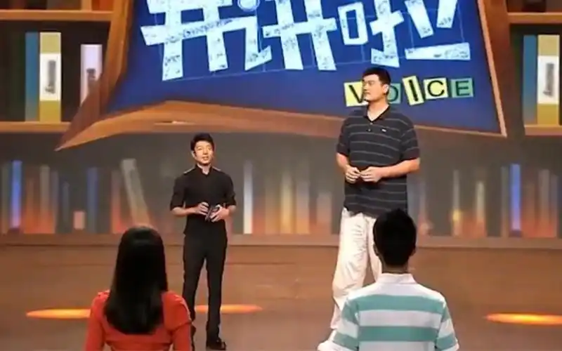 撒贝宁过不去的身高梗,和姚明同台满脸生无可恋,台下观众笑坏了