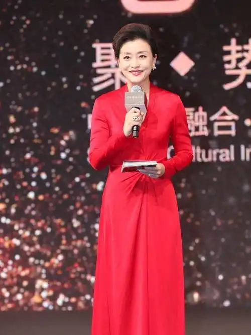 杨澜穿衣真胆大身穿一袭大红色连衣裙高级优雅显得明艳动人