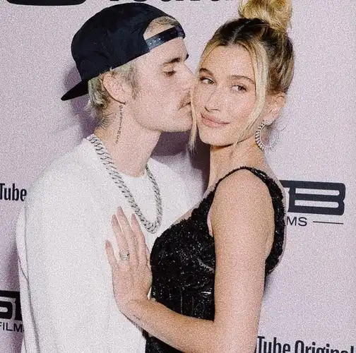 贾斯汀比伯晒旧照撒狗粮 甜蜜亲吻海莉眼神含笑深情