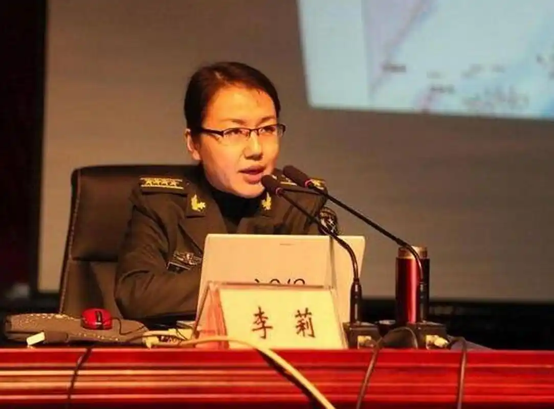 火箭军女神李莉,国防大学教授,被军迷誉为美女军事评论家.