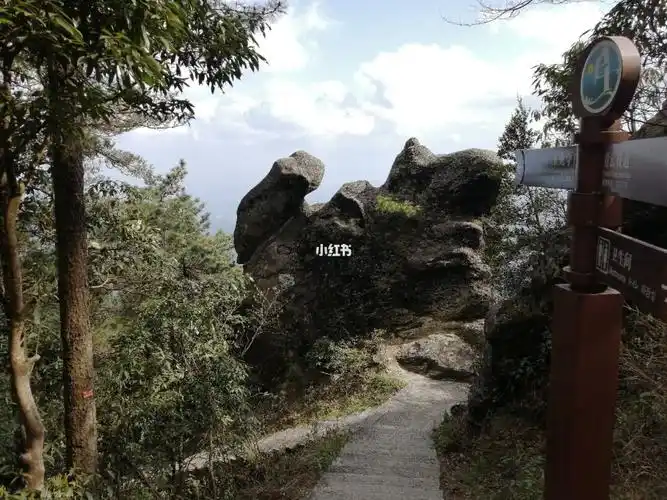 明月山上山:爬了接近四个小时才爬上去的,路途中有许多瀑布,风景也还