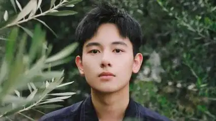 胡先煦现身机场 大批粉丝接机激动送信