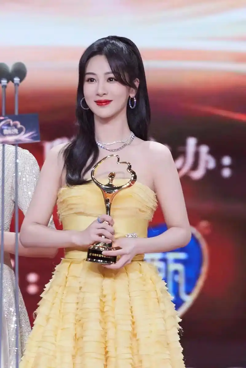 杨紫微博之夜身穿高定黄色抹胸礼服,拿奖拿到手软