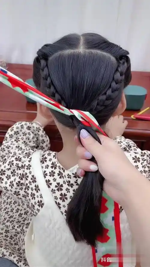家里发带这样扎太可爱啦!出门与众不同儿童编发 编发教程