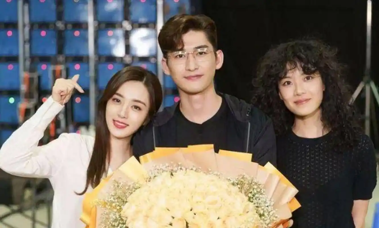 张翰正式公开新恋情,手捧鲜花晒甜蜜合照,这才是男才女貌