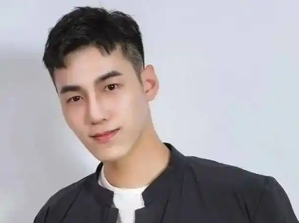 短偏分发型男生剪发不要只会剪寸头发型,一些烫发能够给你的形象带来