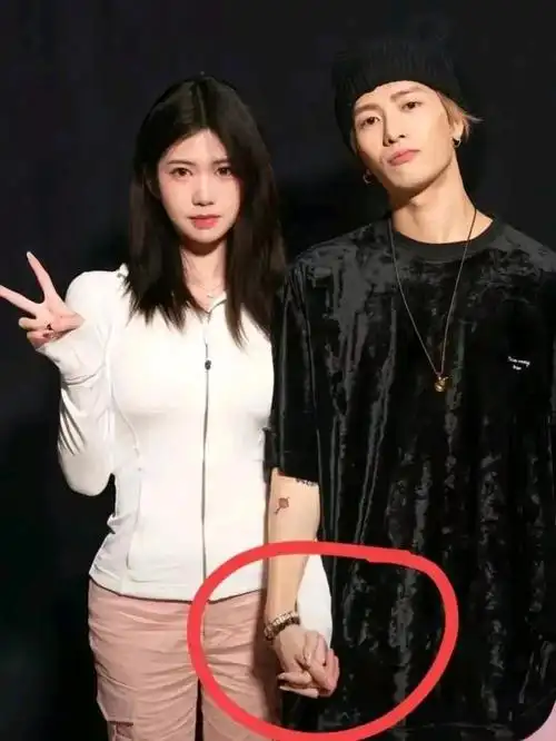 自己是花了8000买的vip高价票,而vip的项目中有和王嘉尔合照这一项