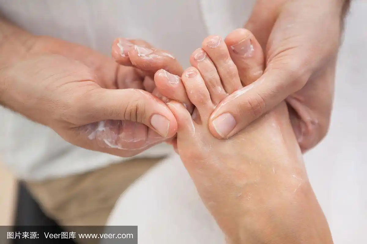 足疗师为顾客按摩脚部