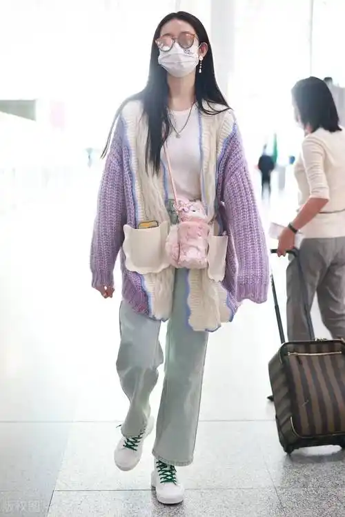 张艺凡穿拼色毛衣开衫搭配浅蓝色牛仔裤