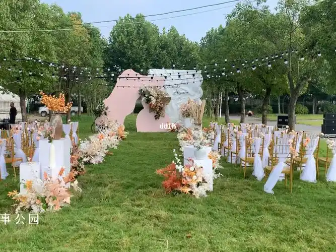 户外简约小众婚礼布置风格小而美婚礼场景