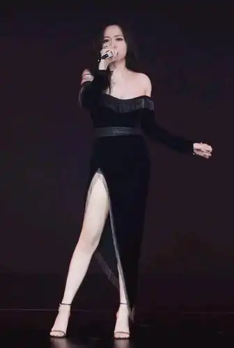 张靓颖身穿一袭黑色低胸礼裙尽显妙曼身材